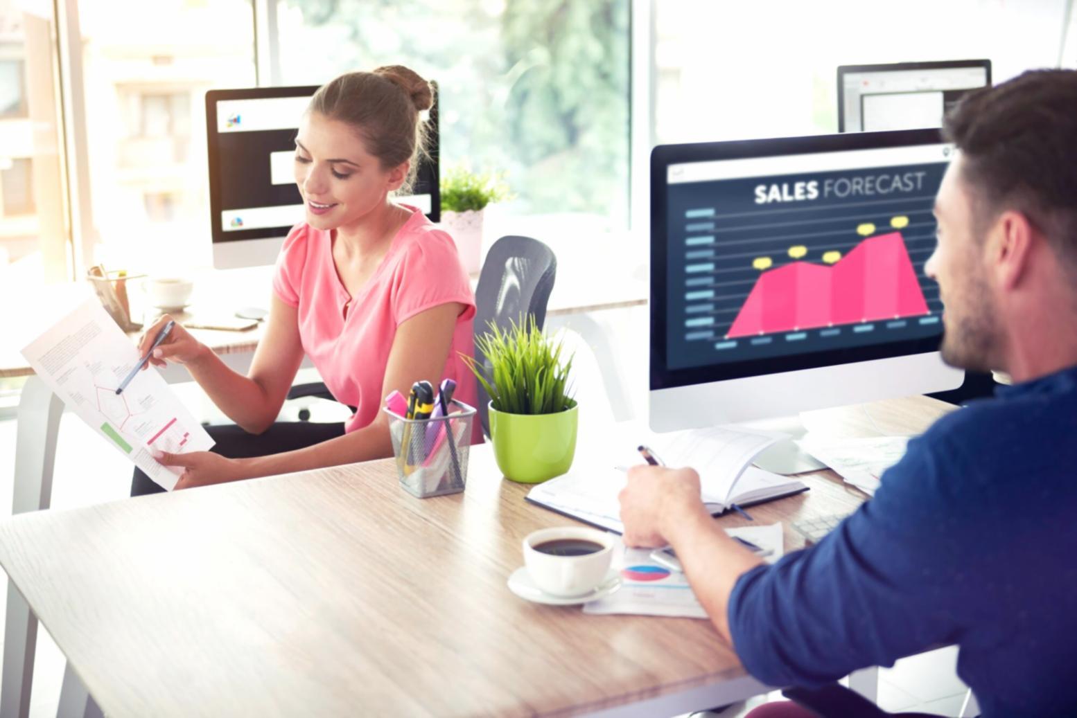 Équipe travaillant sur la création de contenu